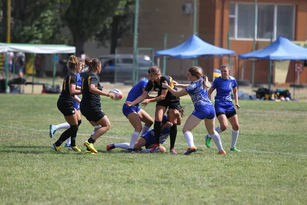 Odessa, Ukrayna - 22 Ağustos 2020: Odessa ragbi takımları arasında Ukrayna Kupası. Kızların ragbi maçının gerginlik anı. Bayanlar ragbi takımı için dramatik meydan okuma oyunu