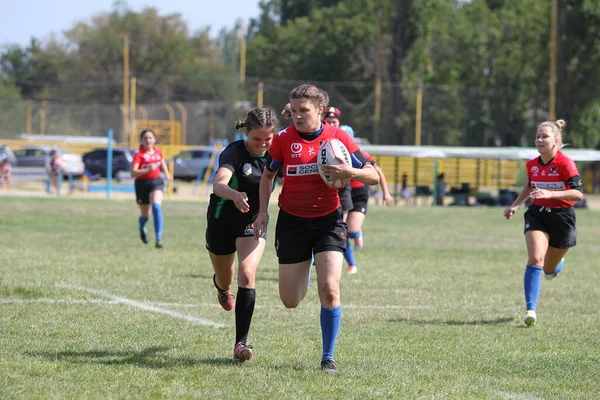 Odessa, Ukrayna - 22 Ağustos 2020: Odessa ragbi takımları arasında Ukrayna Kupası. Kızların ragbi maçının gerginlik anı. Bayanlar ragbi takımı için dramatik meydan okuma oyunu