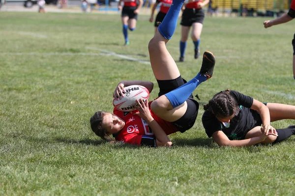 Odessa, Ukrayna - 22 Ağustos 2020: Odessa ragbi takımları arasında Ukrayna Kupası. Kızların ragbi maçının gerginlik anı. Bayanlar ragbi takımı için dramatik meydan okuma oyunu