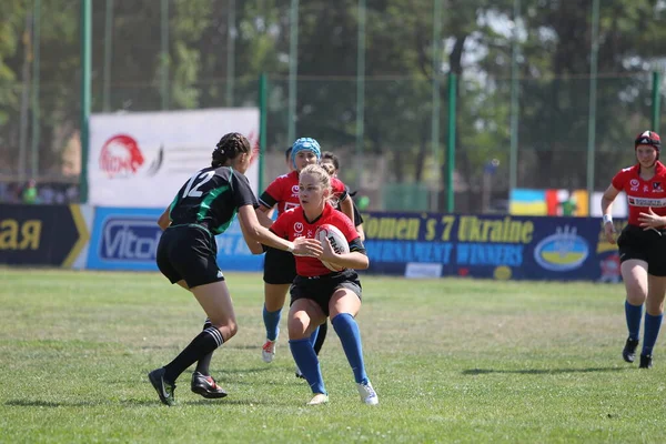 Odessa, Ukrayna - 22 Ağustos 2020: Odessa ragbi takımları arasında Ukrayna Kupası. Kızların ragbi maçının gerginlik anı. Bayanlar ragbi takımı için dramatik meydan okuma oyunu