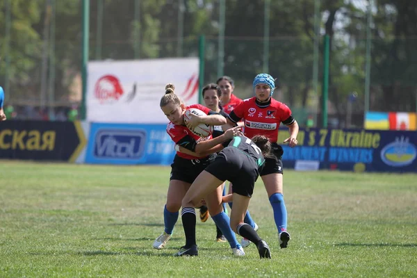 Odessa, Ukrayna - 22 Ağustos 2020: Odessa ragbi takımları arasında Ukrayna Kupası. Kızların ragbi maçının gerginlik anı. Bayanlar ragbi takımı için dramatik meydan okuma oyunu