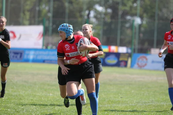 Odessa, Ukrayna - 22 Ağustos 2020: Odessa ragbi takımları arasında Ukrayna Kupası. Kızların ragbi maçının gerginlik anı. Bayanlar ragbi takımı için dramatik meydan okuma oyunu