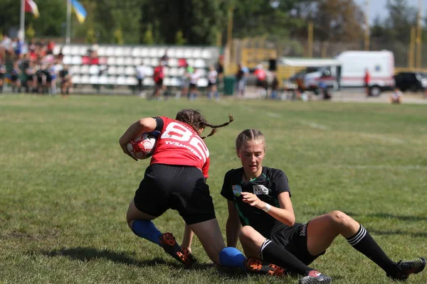 Odessa, Ukrayna - 22 Ağustos 2020: Odessa ragbi takımları arasında Ukrayna Kupası. Kızların ragbi maçının gerginlik anı. Bayanlar ragbi takımı için dramatik meydan okuma oyunu