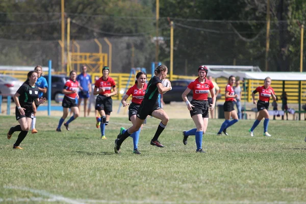 Odessa, Ukrayna - 22 Ağustos 2020: Odessa ragbi takımları arasında Ukrayna Kupası. Kızların ragbi maçının gerginlik anı. Bayanlar ragbi takımı için dramatik meydan okuma oyunu