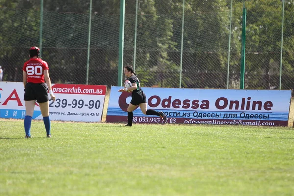 Odessa, Ukrayna - 22 Ağustos 2020: Odessa ragbi takımları arasında Ukrayna Kupası. Kızların ragbi maçının gerginlik anı. Bayanlar ragbi takımı için dramatik meydan okuma oyunu