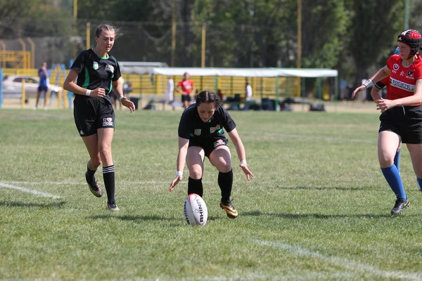 Odessa, Ukrayna - 22 Ağustos 2020: Odessa ragbi takımları arasında Ukrayna Kupası. Kızların ragbi maçının gerginlik anı. Bayanlar ragbi takımı için dramatik meydan okuma oyunu