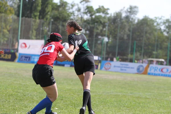 Odessa, Ukrayna - 22 Ağustos 2020: Odessa ragbi takımları arasında Ukrayna Kupası. Kızların ragbi maçının gerginlik anı. Bayanlar ragbi takımı için dramatik meydan okuma oyunu