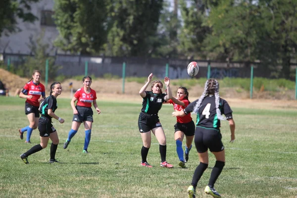 Odessa, Ukrayna - 22 Ağustos 2020: Odessa ragbi takımları arasında Ukrayna Kupası. Kızların ragbi maçının gerginlik anı. Bayanlar ragbi takımı için dramatik meydan okuma oyunu