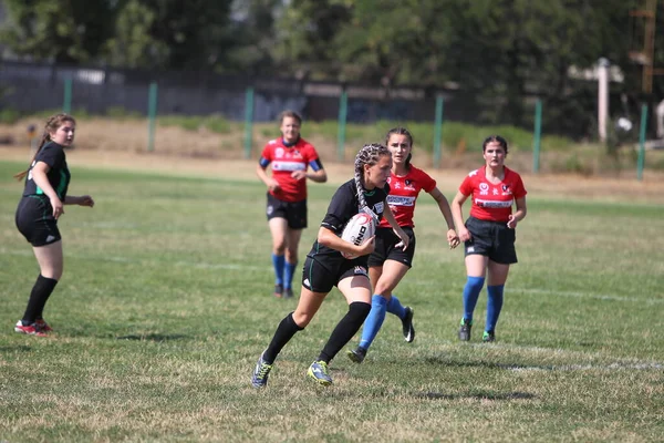 Odessa, Ukrayna - 22 Ağustos 2020: Odessa ragbi takımları arasında Ukrayna Kupası. Kızların ragbi maçının gerginlik anı. Bayanlar ragbi takımı için dramatik meydan okuma oyunu