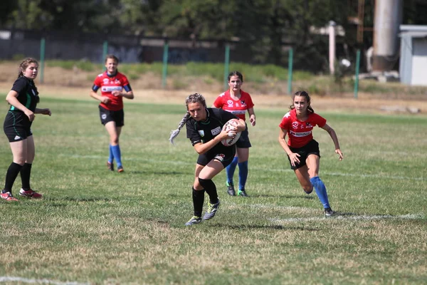 Odessa, Ukrayna - 22 Ağustos 2020: Odessa ragbi takımları arasında Ukrayna Kupası. Kızların ragbi maçının gerginlik anı. Bayanlar ragbi takımı için dramatik meydan okuma oyunu