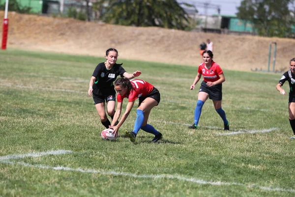 Odessa, Ukrayna - 22 Ağustos 2020: Odessa ragbi takımları arasında Ukrayna Kupası. Kızların ragbi maçının gerginlik anı. Bayanlar ragbi takımı için dramatik meydan okuma oyunu