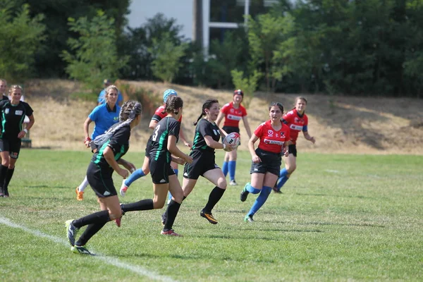 Odessa, Ukrayna - 22 Ağustos 2020: Odessa ragbi takımları arasında Ukrayna Kupası. Kızların ragbi maçının gerginlik anı. Bayanlar ragbi takımı için dramatik meydan okuma oyunu