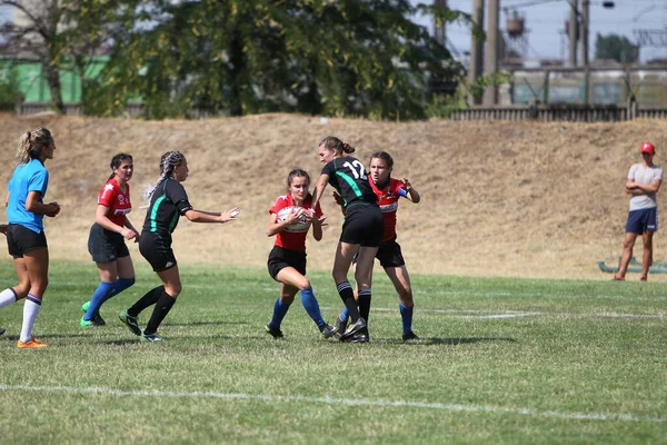 Odessa, Ukrayna - 22 Ağustos 2020: Odessa ragbi takımları arasında Ukrayna Kupası. Kızların ragbi maçının gerginlik anı. Bayanlar ragbi takımı için dramatik meydan okuma oyunu