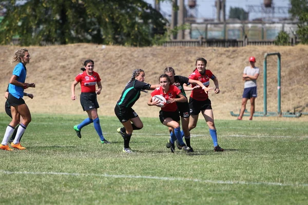 Odessa, Ukrayna - 22 Ağustos 2020: Odessa ragbi takımları arasında Ukrayna Kupası. Kızların ragbi maçının gerginlik anı. Bayanlar ragbi takımı için dramatik meydan okuma oyunu