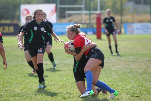 Odessa, Ukrayna - 22 Ağustos 2020: Odessa ragbi takımları arasında Ukrayna Kupası. Kızların ragbi maçının gerginlik anı. Bayanlar ragbi takımı için dramatik meydan okuma oyunu