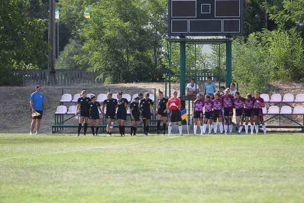 Odessa, Ukrayna - 22 Ağustos 2020: Odessa ragbi takımları arasında Ukrayna Kupası. Kızların ragbi maçının gerginlik anı. Bayanlar ragbi takımı için dramatik meydan okuma oyunu