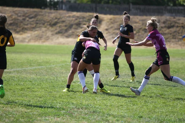 Odessa, Ukrayna - 22 Ağustos 2020: Odessa ragbi takımları arasında Ukrayna Kupası. Kızların ragbi maçının gerginlik anı. Bayanlar ragbi takımı için dramatik meydan okuma oyunu