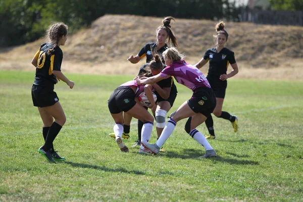 Odessa, Ukrayna - 22 Ağustos 2020: Odessa ragbi takımları arasında Ukrayna Kupası. Kızların ragbi maçının gerginlik anı. Bayanlar ragbi takımı için dramatik meydan okuma oyunu