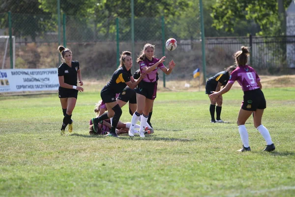 Odessa, Ukrayna - 22 Ağustos 2020: Odessa ragbi takımları arasında Ukrayna Kupası. Kızların ragbi maçının gerginlik anı. Bayanlar ragbi takımı için dramatik meydan okuma oyunu