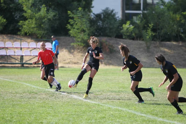 Odessa, Ukrayna - 22 Ağustos 2020: Odessa ragbi takımları arasında Ukrayna Kupası. Kızların ragbi maçının gerginlik anı. Bayanlar ragbi takımı için dramatik meydan okuma oyunu