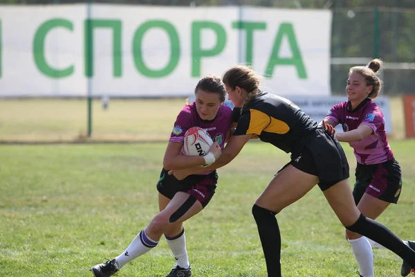 Odessa, Ukrayna - 22 Ağustos 2020: Odessa ragbi takımları arasında Ukrayna Kupası. Kızların ragbi maçının gerginlik anı. Bayanlar ragbi takımı için dramatik meydan okuma oyunu