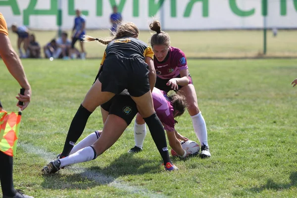 Odessa, Ukrayna - 22 Ağustos 2020: Odessa ragbi takımları arasında Ukrayna Kupası. Kızların ragbi maçının gerginlik anı. Bayanlar ragbi takımı için dramatik meydan okuma oyunu