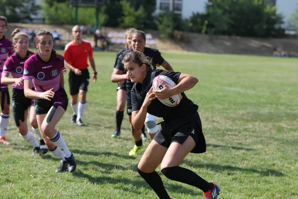 Odessa, Ukrayna - 22 Ağustos 2020: Odessa ragbi takımları arasında Ukrayna Kupası. Kızların ragbi maçının gerginlik anı. Bayanlar ragbi takımı için dramatik meydan okuma oyunu