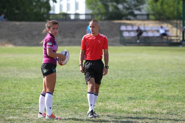 Odessa, Ukrayna - 22 Ağustos 2020: Odessa ragbi takımları arasında Ukrayna Kupası. Kızların ragbi maçının gerginlik anı. Bayanlar ragbi takımı için dramatik meydan okuma oyunu