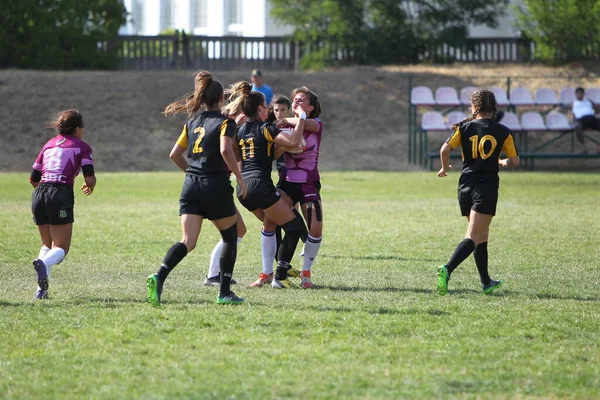 Odessa, Ukrayna - 22 Ağustos 2020: Odessa ragbi takımları arasında Ukrayna Kupası. Kızların ragbi maçının gerginlik anı. Bayanlar ragbi takımı için dramatik meydan okuma oyunu