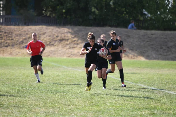 Odessa, Ukrayna - 22 Ağustos 2020: Odessa ragbi takımları arasında Ukrayna Kupası. Kızların ragbi maçının gerginlik anı. Bayanlar ragbi takımı için dramatik meydan okuma oyunu