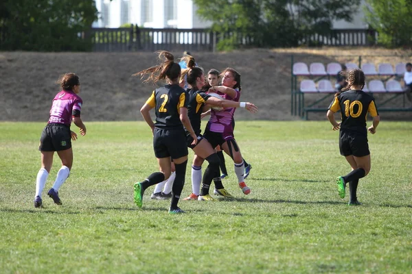 Odessa, Ukrayna - 22 Ağustos 2020: Odessa ragbi takımları arasında Ukrayna Kupası. Kızların ragbi maçının gerginlik anı. Bayanlar ragbi takımı için dramatik meydan okuma oyunu