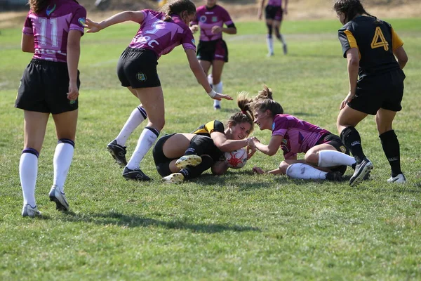 Odessa, Ukrayna - 22 Ağustos 2020: Odessa ragbi takımları arasında Ukrayna Kupası. Kızların ragbi maçının gerginlik anı. Bayanlar ragbi takımı için dramatik meydan okuma oyunu