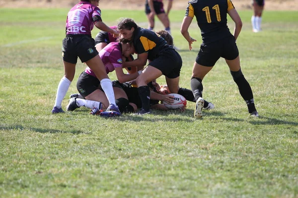 Odessa, Ukrayna - 22 Ağustos 2020: Odessa ragbi takımları arasında Ukrayna Kupası. Kızların ragbi maçının gerginlik anı. Bayanlar ragbi takımı için dramatik meydan okuma oyunu