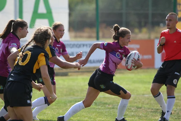 Odessa, Ukrayna - 22 Ağustos 2020: Odessa ragbi takımları arasında Ukrayna Kupası. Kızların ragbi maçının gerginlik anı. Bayanlar ragbi takımı için dramatik meydan okuma oyunu