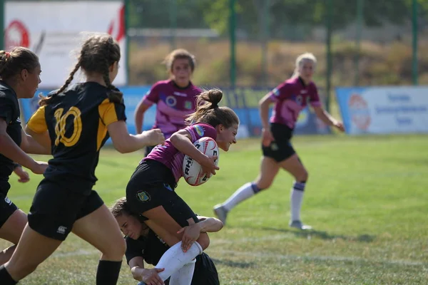 Odessa, Ukrayna - 22 Ağustos 2020: Odessa ragbi takımları arasında Ukrayna Kupası. Kızların ragbi maçının gerginlik anı. Bayanlar ragbi takımı için dramatik meydan okuma oyunu