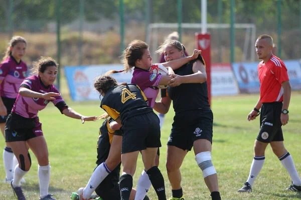 Odessa, Ukrayna - 22 Ağustos 2020: Odessa ragbi takımları arasında Ukrayna Kupası. Kızların ragbi maçının gerginlik anı. Bayanlar ragbi takımı için dramatik meydan okuma oyunu