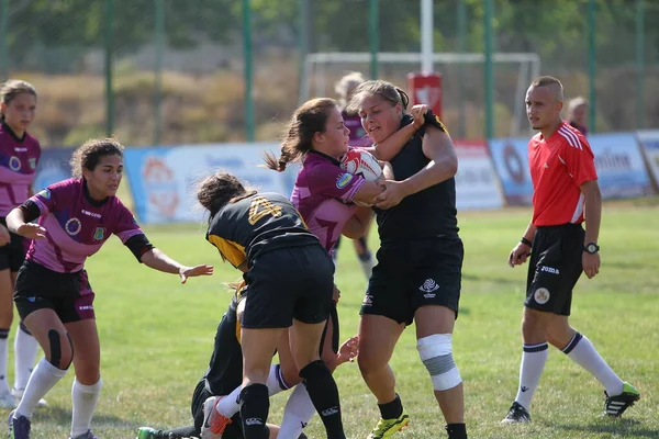 Odessa, Ukrayna - 22 Ağustos 2020: Odessa ragbi takımları arasında Ukrayna Kupası. Kızların ragbi maçının gerginlik anı. Bayanlar ragbi takımı için dramatik meydan okuma oyunu