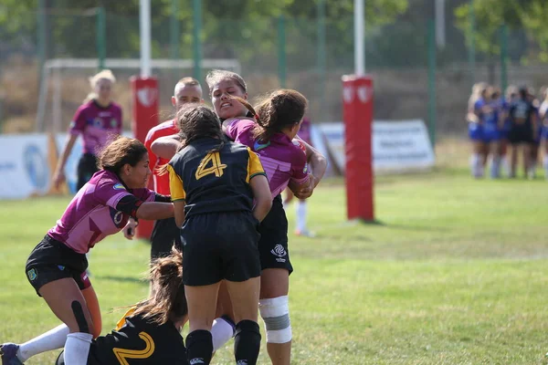 Odessa, Ukrayna - 22 Ağustos 2020: Odessa ragbi takımları arasında Ukrayna Kupası. Kızların ragbi maçının gerginlik anı. Bayanlar ragbi takımı için dramatik meydan okuma oyunu