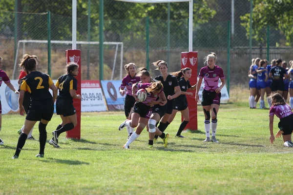 Odessa, Ukrayna - 22 Ağustos 2020: Odessa ragbi takımları arasında Ukrayna Kupası. Kızların ragbi maçının gerginlik anı. Bayanlar ragbi takımı için dramatik meydan okuma oyunu