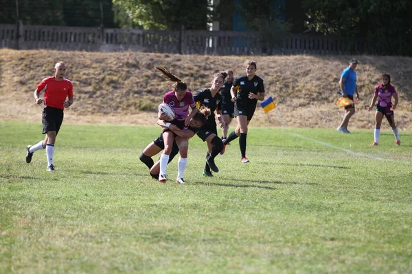 Odessa, Ukrayna - 22 Ağustos 2020: Odessa ragbi takımları arasında Ukrayna Kupası. Kızların ragbi maçının gerginlik anı. Bayanlar ragbi takımı için dramatik meydan okuma oyunu