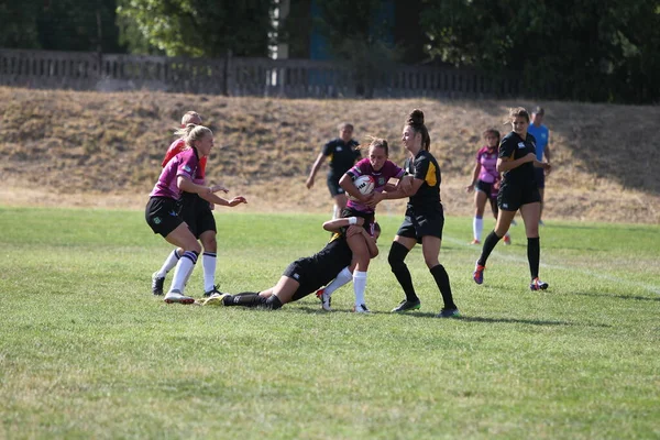 Odessa, Ukrayna - 22 Ağustos 2020: Odessa ragbi takımları arasında Ukrayna Kupası. Kızların ragbi maçının gerginlik anı. Bayanlar ragbi takımı için dramatik meydan okuma oyunu