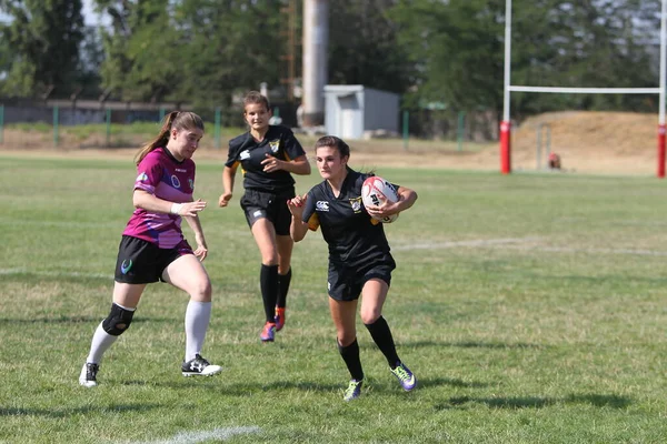 Odessa, Ukrayna - 22 Ağustos 2020: Odessa ragbi takımları arasında Ukrayna Kupası. Kızların ragbi maçının gerginlik anı. Bayanlar ragbi takımı için dramatik meydan okuma oyunu