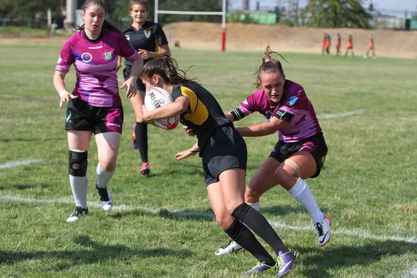 Odessa, Ukrayna - 22 Ağustos 2020: Odessa ragbi takımları arasında Ukrayna Kupası. Kızların ragbi maçının gerginlik anı. Bayanlar ragbi takımı için dramatik meydan okuma oyunu