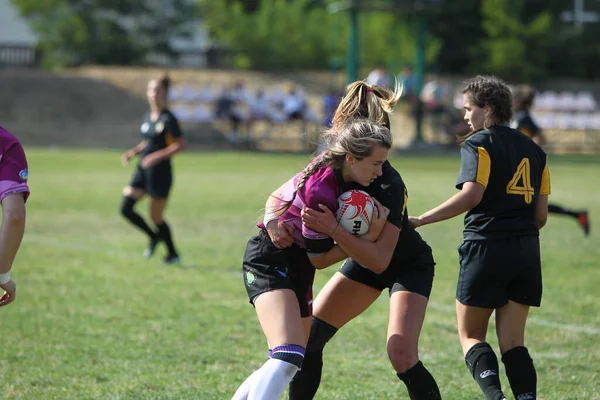 Odessa, Ukrayna - 22 Ağustos 2020: Odessa ragbi takımları arasında Ukrayna Kupası. Kızların ragbi maçının gerginlik anı. Bayanlar ragbi takımı için dramatik meydan okuma oyunu