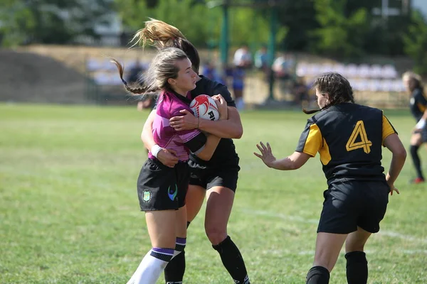 Odessa, Ukrayna - 22 Ağustos 2020: Odessa ragbi takımları arasında Ukrayna Kupası. Kızların ragbi maçının gerginlik anı. Bayanlar ragbi takımı için dramatik meydan okuma oyunu