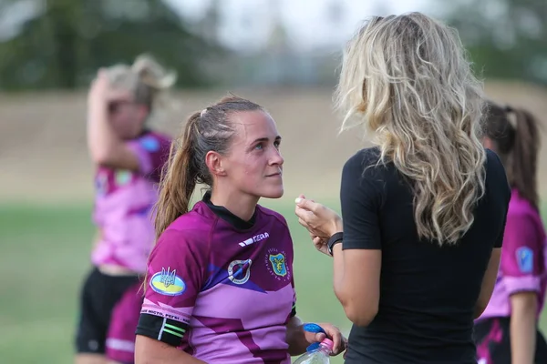 Odessa, Ukrayna - 22 Ağustos 2020: Odessa ragbi takımları arasında Ukrayna Kupası. Kızların ragbi maçının gerginlik anı. Bayanlar ragbi takımı için dramatik meydan okuma oyunu
