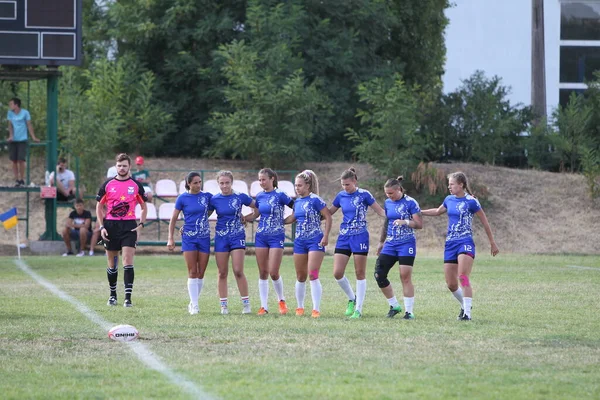 Odessa, Ukrayna - 22 Ağustos 2020: Odessa ragbi takımları arasında Ukrayna Kupası. Kızların ragbi maçının gerginlik anı. Bayanlar ragbi takımı için dramatik meydan okuma oyunu