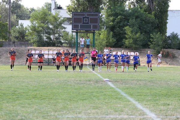 Odessa, Ukrayna - 22 Ağustos 2020: Odessa ragbi takımları arasında Ukrayna Kupası. Kızların ragbi maçının gerginlik anı. Bayanlar ragbi takımı için dramatik meydan okuma oyunu