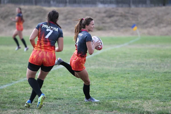 Odessa, Ukrayna - 22 Ağustos 2020: Odessa ragbi takımları arasında Ukrayna Kupası. Kızların ragbi maçının gerginlik anı. Bayanlar ragbi takımı için dramatik meydan okuma oyunu