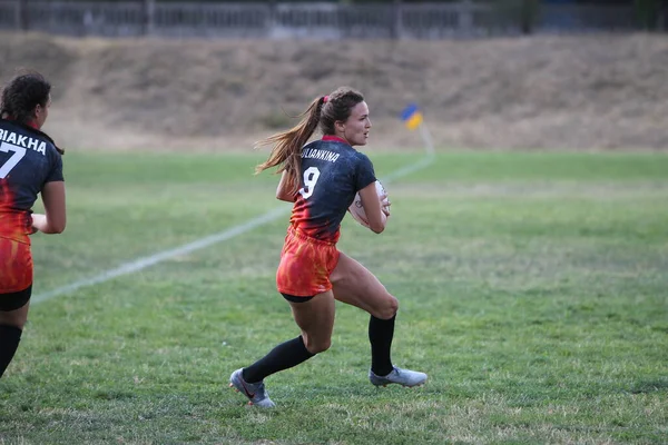 Odessa, Ukrayna - 22 Ağustos 2020: Odessa ragbi takımları arasında Ukrayna Kupası. Kızların ragbi maçının gerginlik anı. Bayanlar ragbi takımı için dramatik meydan okuma oyunu